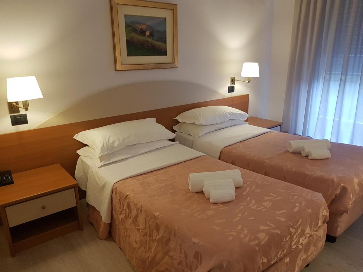 Roero Park Hotel Sommariva Perno Buitenkant foto