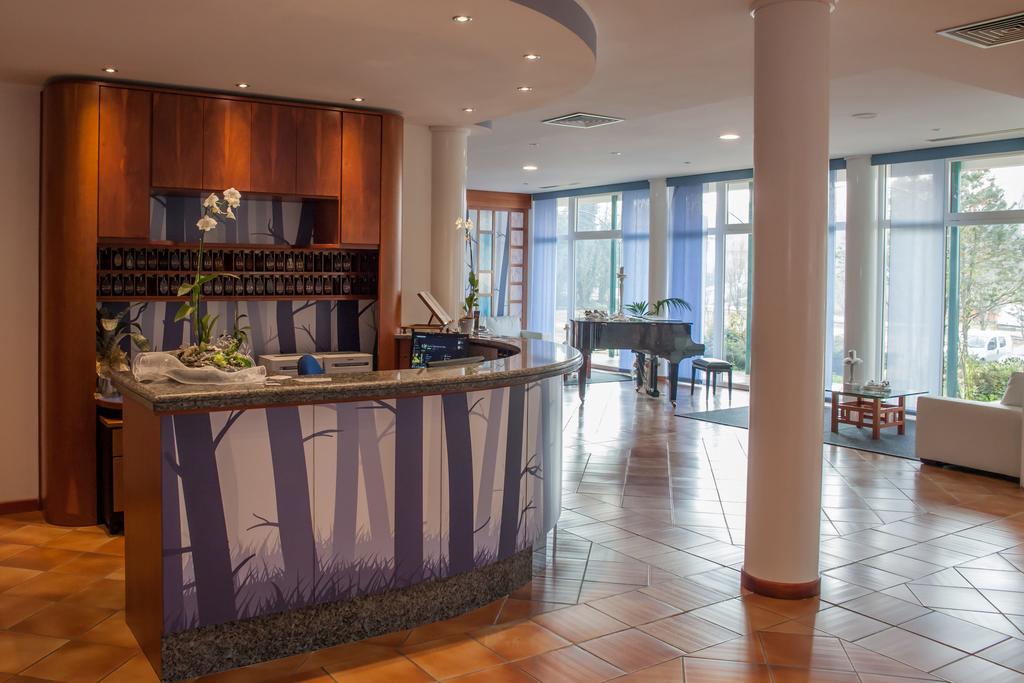 Roero Park Hotel Sommariva Perno Buitenkant foto