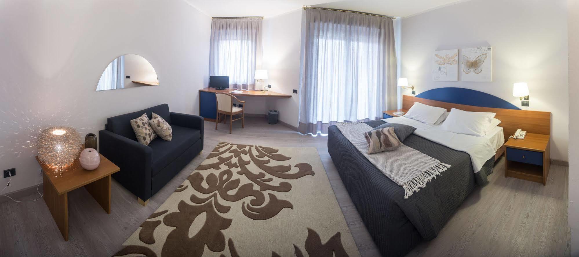 Roero Park Hotel Sommariva Perno Buitenkant foto