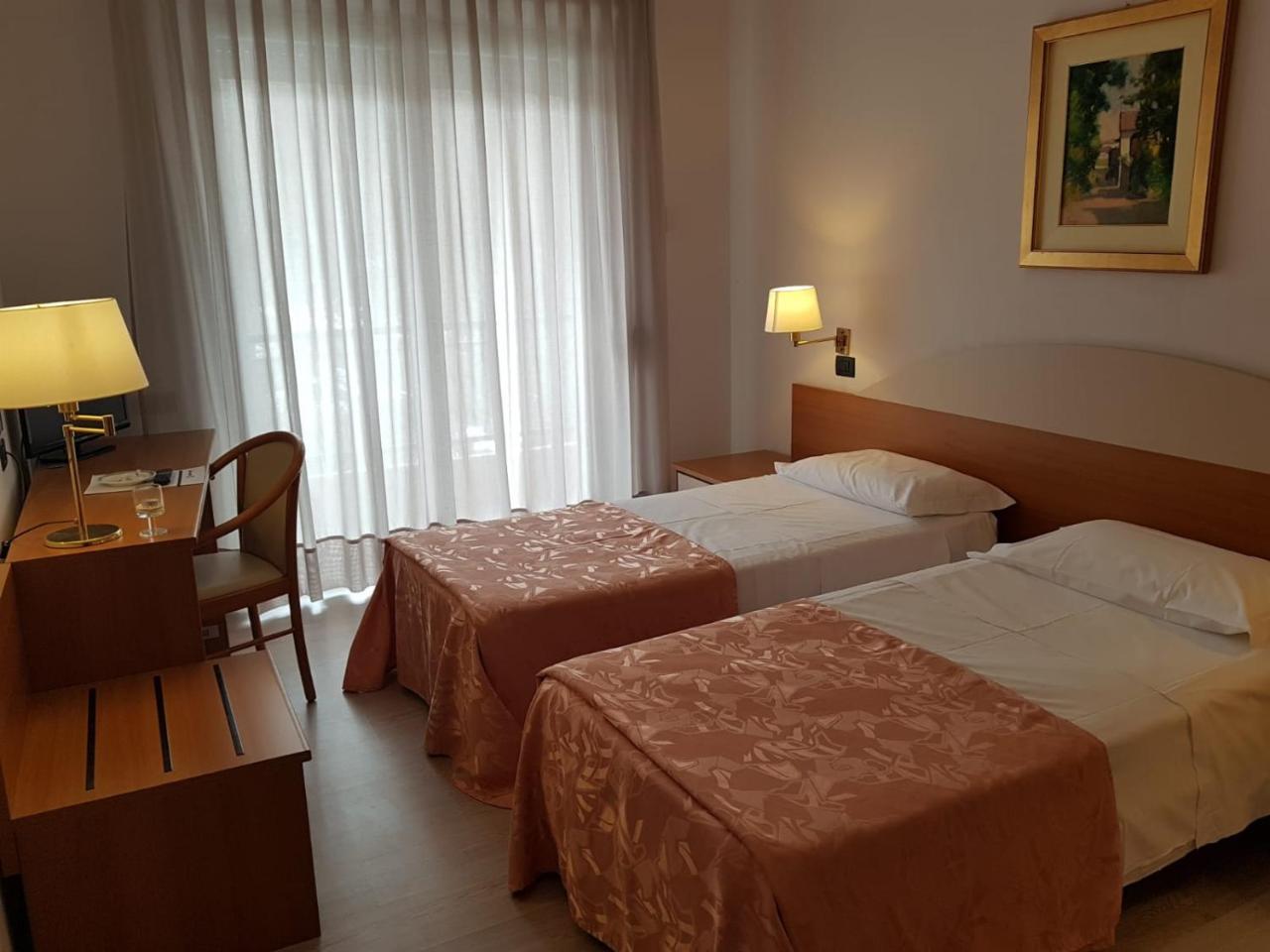 Roero Park Hotel Sommariva Perno Buitenkant foto