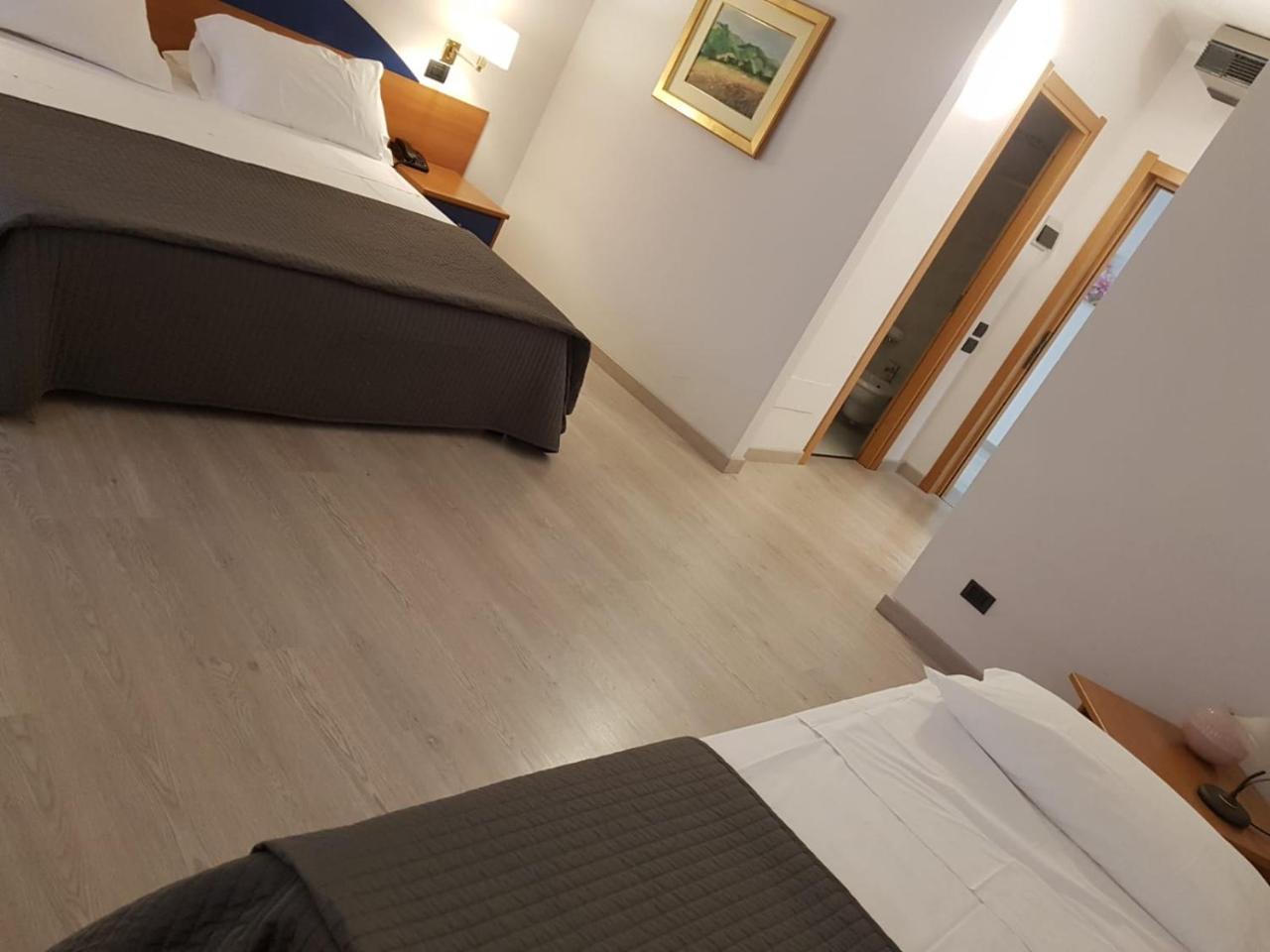 Roero Park Hotel Sommariva Perno Buitenkant foto