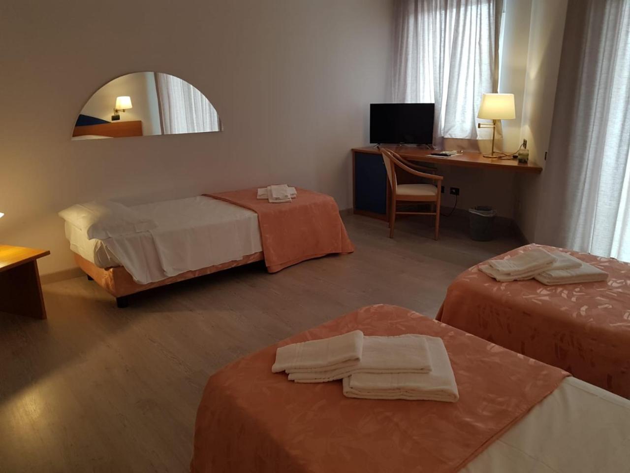 Roero Park Hotel Sommariva Perno Buitenkant foto