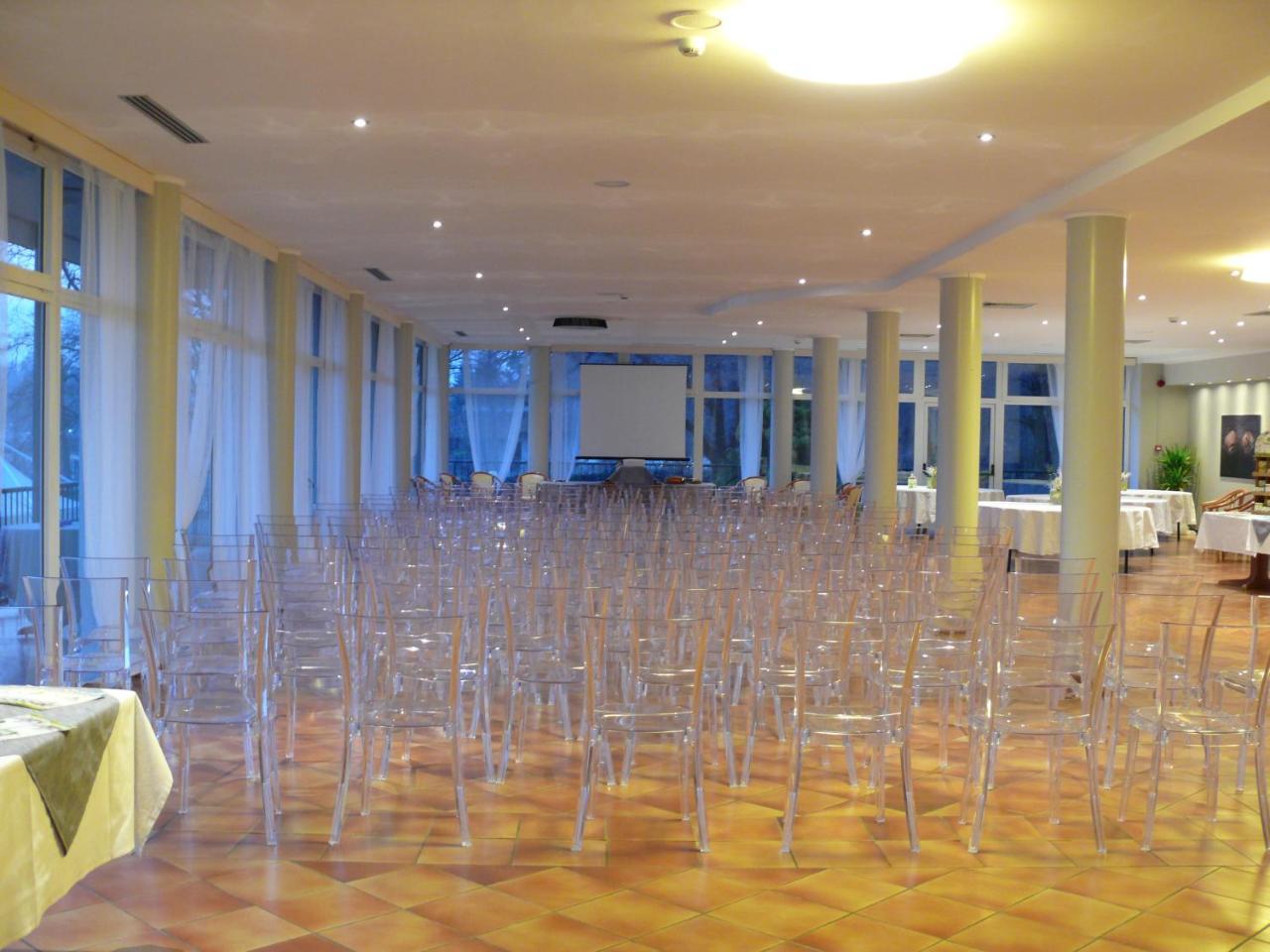 Roero Park Hotel Sommariva Perno Buitenkant foto